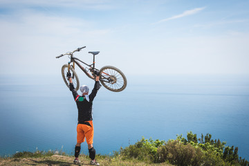 Naklejka premium Vetta raggiunta in mountain bike