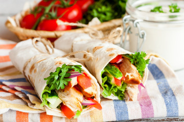 Roll with fried chicken and fresh vegetables
