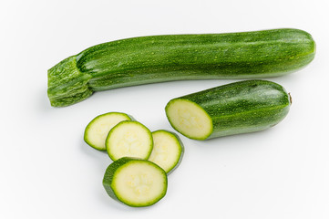 Zucchine verdi su fondo bianco