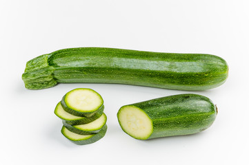 Zucchine verdi su fondo bianco