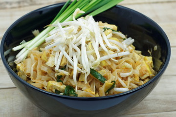 Thai fried noodle in black bolw with bean sprouts and Garlic chi