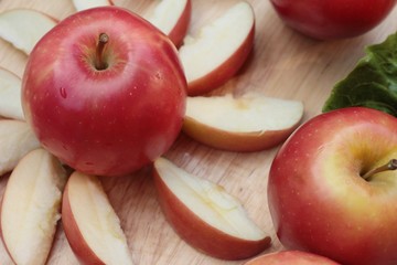 red apples is delicious on wood background.
