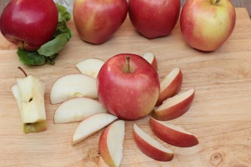 red apples is delicious on wood background.