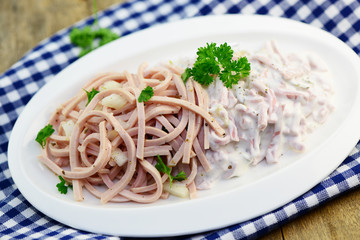 Teller Salat Wurst