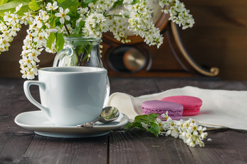 Kettle and cups with spring flowers