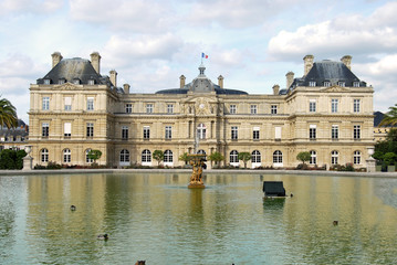 Fototapeta na wymiar The fountain and the Luxembourg Palace in Paris - France