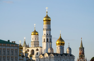Fototapeta na wymiar An amazing spring sunset over the churches of the Moscow Kremlin