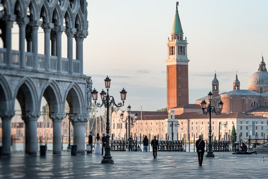 Fototapeta Markusplatz – Dogenpalast, im Hintergrund San Giorgio Maggiore-Kirche,bei Sonnenschein am frühen Morgen 