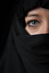 Naklejka premium Mujer con burka