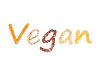 Wort Vegan als Schriftzug aus verschiedenen Hülsenfrüchten als Freisteller