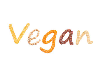 Wort Vegan als Schriftzug aus verschiedenen Hülsenfrüchten als Freisteller