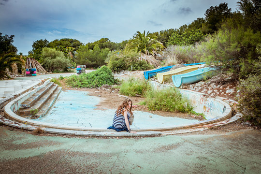 Fillette dans un parc d'attraction abandonn&eacute; ,  Urbex