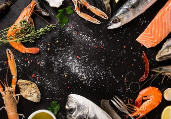 Crédence de cuisine en verre imprimé Crustacés Fruits de mer frais sur pierre noire.