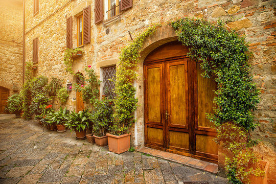 Fototapeta View of the ancient old european street in Pienza. Italy.
