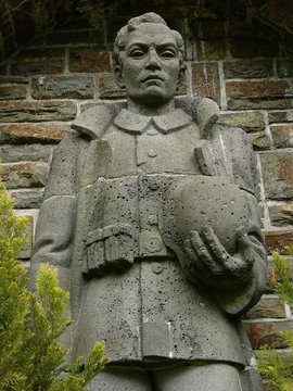 Altes Denkmal f&uuml;r die gefallenen Soldaten der beiden Weltkriege auf dem Friedhof in Wettenberg Krofdorf-Gleiberg bei Gie&szlig;en in Hessen
