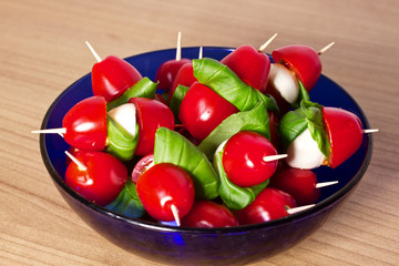 Tomaten – Mozzarella Spieße mit Basilikum  