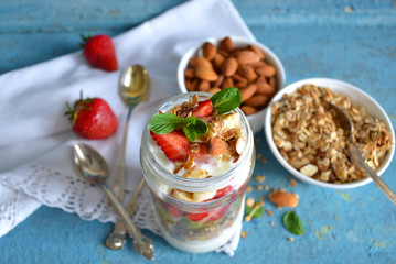 Oatmeal with yogurt, kiwi, banana, strawberries and almonds in a