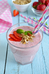 berry smoothies for breakfast with strawberries, oatmeal and alm