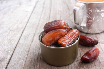 Dried date palm with milk tea