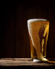 Küchenrückwand glas motiv Bier Kühles Bier auf Holzhintergrund.