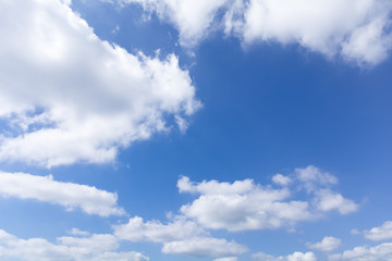 Fototapeta na wymiar 雲と青い空