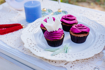Cupcakes in the form of flowers. Wedding decoration on nature