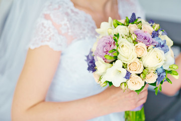 Obraz na płótnie Canvas Beautiful wedding bouquet of flowers in hands of the bride.