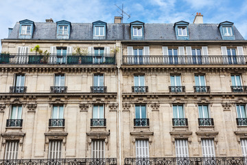 Naklejka premium Facade of Parisian building