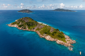 Seychelles, vue aérienne île Petite Soeur - 110830746