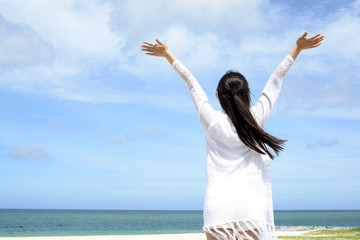沖縄の海で寛ぐ女性
