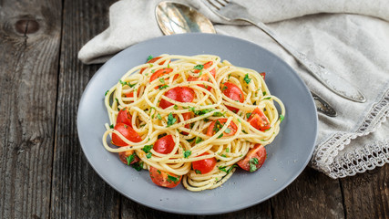 Pasta with cherry tomatoes and parsley
