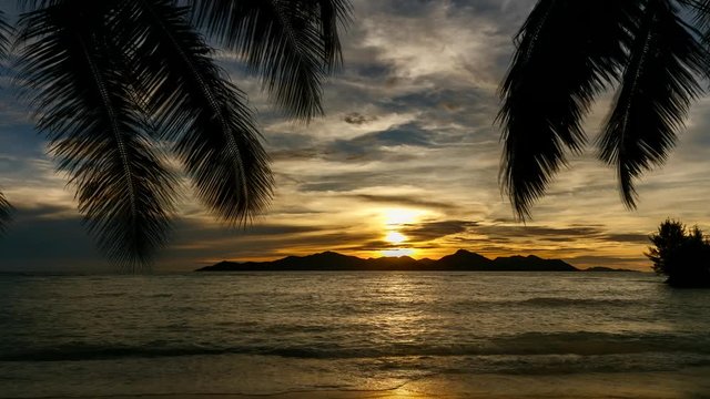 Time-Lapse, île Praslin vue de l'île de la Digue, coucher de Soleil