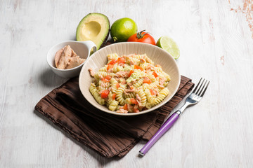 pasta with tuna avocado and fresh tomatoes