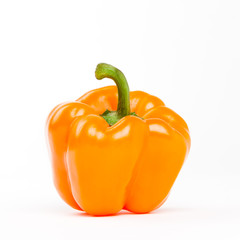orange paprika isolerad mot vitt