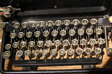 Büro: Tastatur einer alten Schreibmaschine (Nostalgie)