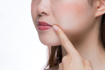 Obraz premium 唇を指差す女性