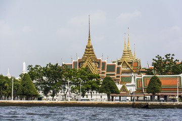 Bangkok, Fluss "Menam Chao Phraya" mit Tempelanlage.
