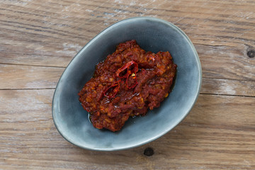 Tomaten chili dip makro auf holzhintergrund und vogelperspektive