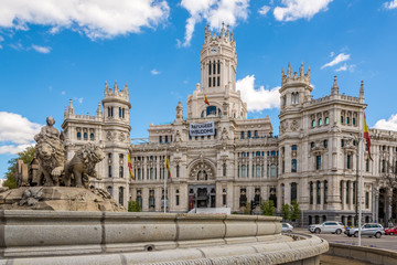 Fototapeta na wymiar Palace and fountain of Cybele (City Hall) in Madrid
