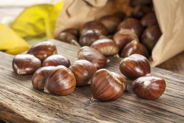Frische Esskastanien aus einer braunen Papiertüte