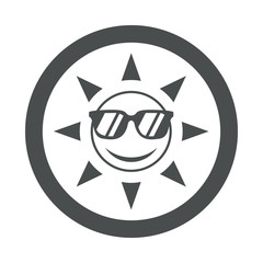 Icono plano sol con gafas de sol en circulo color gris