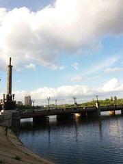 Fototapeta na wymiar Мост через Кальмиус фото с телефона