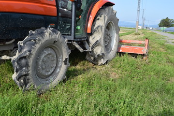 農業用トラクター／農業国山形県の田園で、農業用トラクターの風景を撮影した写真です。