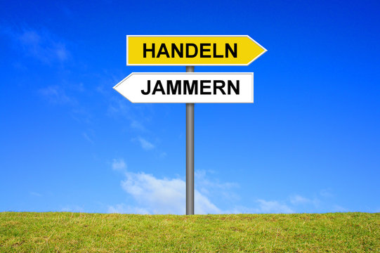 Schild Wegweiser zeigt Jammern oder Handeln