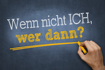  Wenn nicht ich, wer dann? - Hand schreibt mit Kreide Text auf blaue Tafel