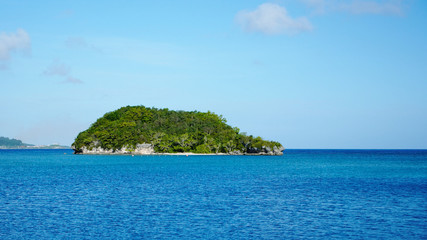 グアムタムニン地区のビーチとアルパット島