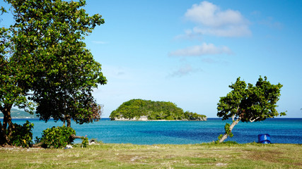 グアムタムニン地区のビーチとアルパット島