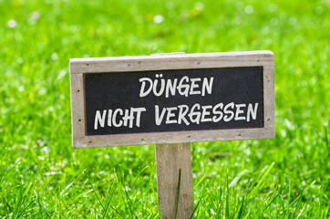 Schild im Rasen - Düngen nicht vergessen
