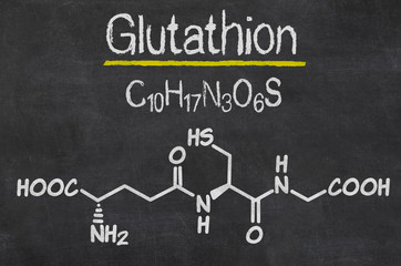 Schiefertafel mit der chemischen Formel von Glutathion