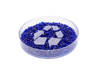 Blaues PET-Granulat in Petrischale mit Recycling-Symbol (Rohstoff; Recycling; Umwelt)